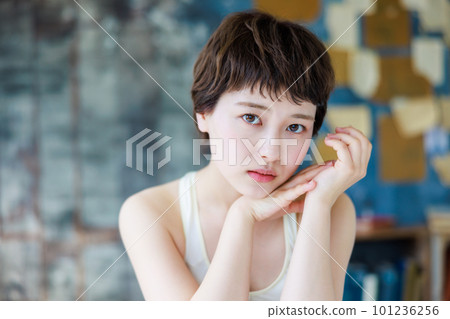 年輕女性的美麗形象 101236256
