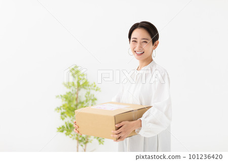 woman receiving courier woman receiving courier 101236420