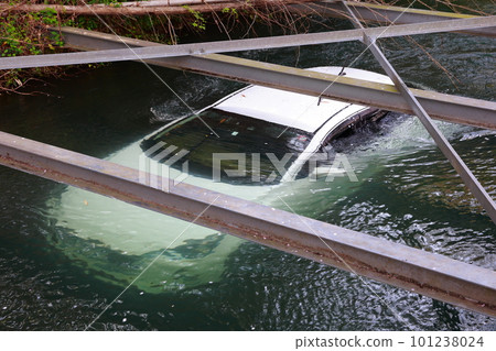 Elderly car submerged in river due to mistaken accelerator pedal Elderly car submerged in river due to mistaken accelerator pedal 101238024