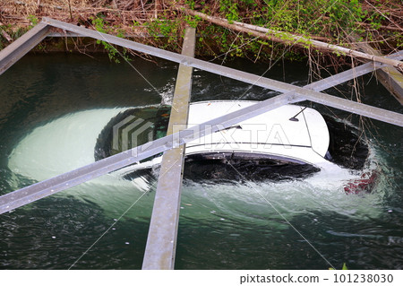 Elderly car submerged in river due to mistaken accelerator pedal Elderly car submerged in river due to mistaken accelerator pedal 101238030