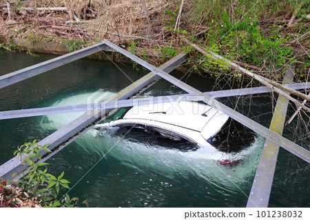 Elderly car submerged in river due to mistaken accelerator pedal 101238032