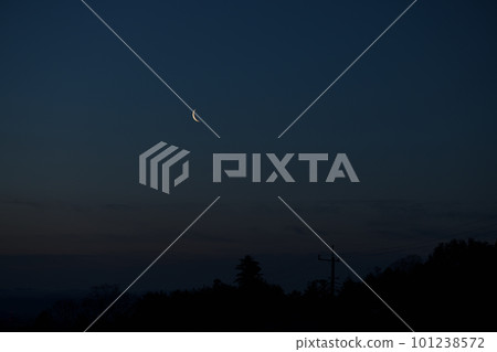 A thin moon with an age of 26.8 rises in the sky at dawn in Hakushu Town, Hokuto City 101238572