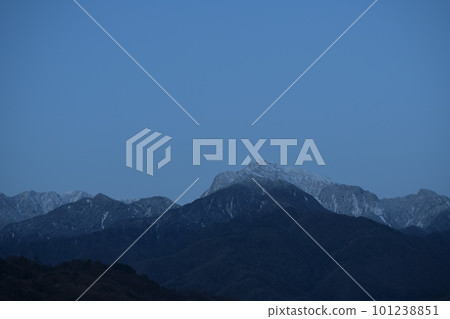 站在北斗市白州町藍色時刻的海駒岳和六白州的街景 101238851
