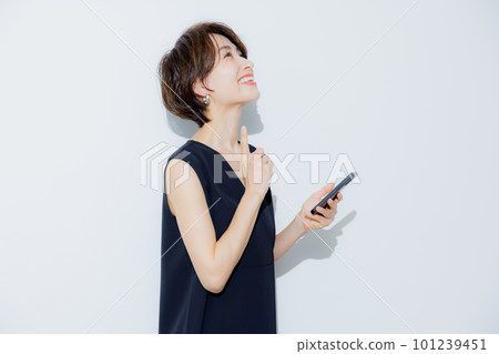 A woman with short hair 101239451