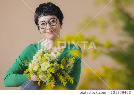 拿著一束含羞草的中年婦女 拿著一束含羞草的中年婦女 101239468