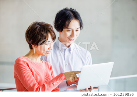 男人和女人在辦公室看電腦開會 男人和女人在辦公室看電腦開會 101239856