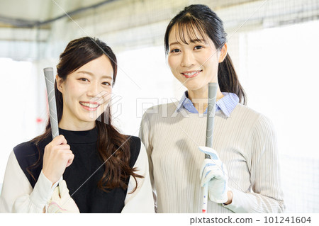 woman practicing golf 101241604