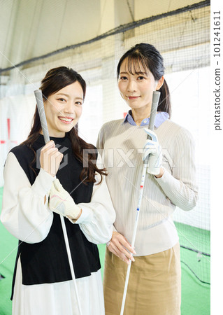 woman practicing golf woman practicing golf 101241611