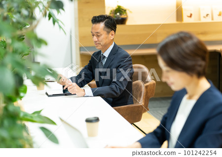 在辦公室工作的商人 101242254