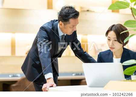 在聯合辦公空間開會的商人 101242266