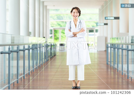 Nurse working in hospital Nurse working in hospital 101242306