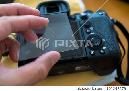 Stick the LCD protective film on the LCD of the camera Stick the LCD protective film on the LCD of the camera 101242379