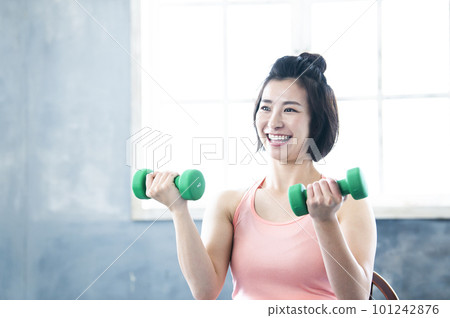 做啞鈴訓練的女性 101242876
