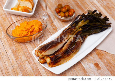 A traditional catalan dish of charred calcot onion and romesco sauce 101244839