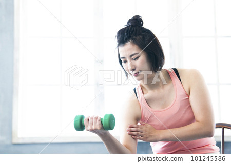Women who do dumbbell training 101245586