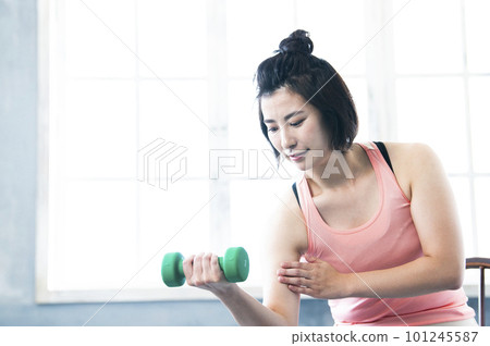 做啞鈴訓練的女性 做啞鈴訓練的女性 101245587