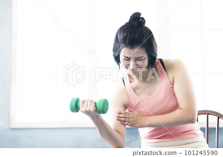 Women who do dumbbell training 101245590