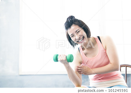 做啞鈴訓練的女性 做啞鈴訓練的女性 101245591