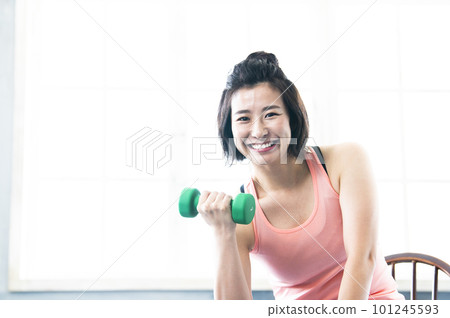 Women who do dumbbell training 101245593