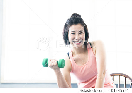 Women who do dumbbell training 101245595