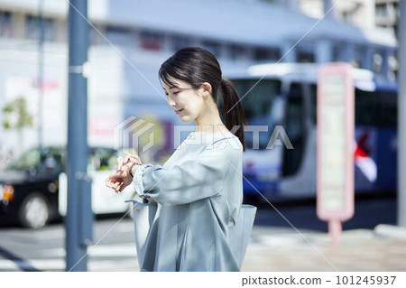 Japanese business woman 101245937