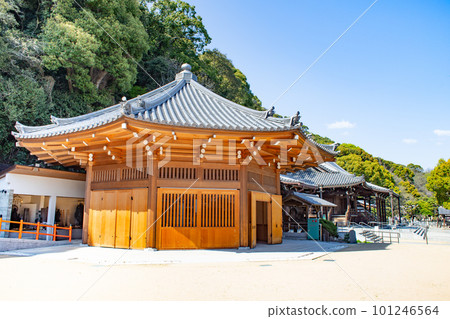 神戶、須磨寺、護摩堂和閃耀在藍天中的正殿 101246564