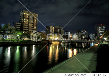 原子彈圓頂夜景反射在水面上 原子彈圓頂夜景反射在水面上 101247187