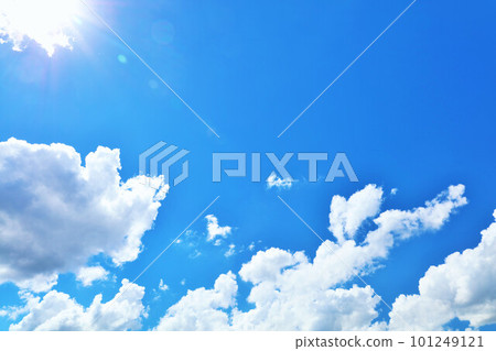 夏天藍天、白雲和陽光 夏天藍天、白雲和陽光 101249121