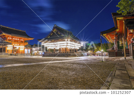 櫻花盛開的夜晚,八坂神社的院內燈火通明 櫻花盛開的夜晚,八坂神社的院內燈火通明 101252307