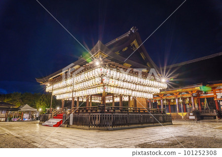 櫻花盛開的夜晚，八坂神社的院內燈火通明 101252308