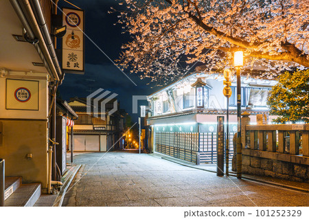 午夜的清水坂,通往三年坂的道路,櫻花盛開 午夜的清水坂,通往三年坂的道路,櫻花盛開 101252329