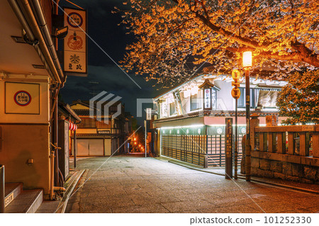 Kiyomizuzaka at midnight, road leading to Sannenzaka, cherry blossoms in full bloom Kiyomizuzaka at midnight, road leading to Sannenzaka, cherry blossoms in full bloom 101252330