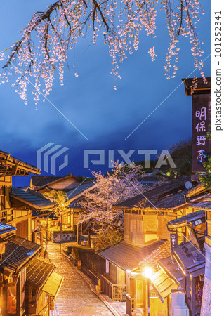 Sannen-zaka (Sannei-zaka) at midnight on the approach to Kiyomizu-dera, cherry blossoms in full bloom Sannen-zaka (Sannei-zaka) at midnight on the approach to Kiyomizu-dera, cherry blossoms in full bloom 101252341