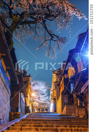 Sannen-zaka (Sannei-zaka) at midnight on the approach to Kiyomizu-dera, cherry blossoms in full bloom Sannen-zaka (Sannei-zaka) at midnight on the approach to Kiyomizu-dera, cherry blossoms in full bloom 101252350
