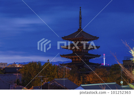 Yasaka Pagoda and Kyoto Tower floating in the night sky Yasaka Pagoda and Kyoto Tower floating in the night sky 101252363
