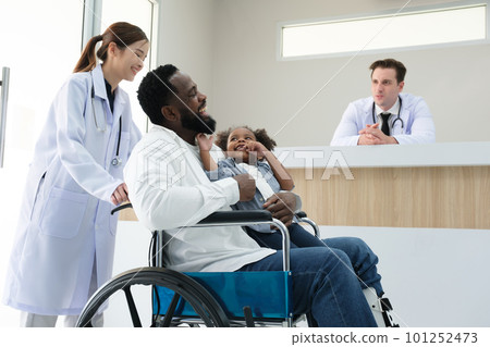 Doctor examination to patient Doctor examination to patient 101252473