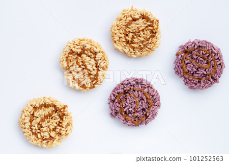 Rice cracker with coconut palm sugar on white 101252563