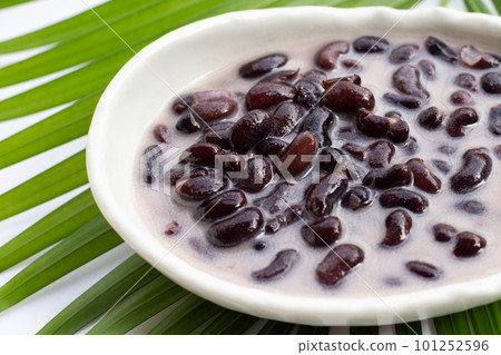 Red bean in sweet coconut milk with sticky rice 101252596