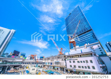 日本四月的東京城市景觀。看著正在進行拆除工作的澀谷站，一排排的大型起重機，一排排的雲=第4 101252753