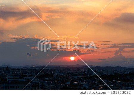 被夕陽染紅的明石市街景 101253022