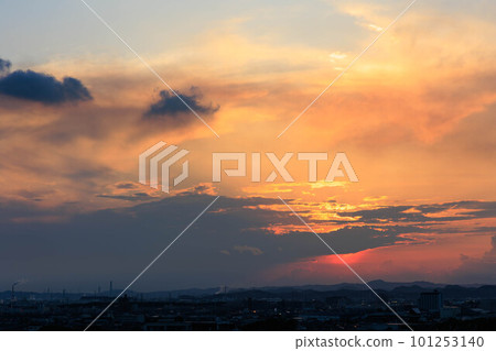 被夕陽染紅的明石市街景 101253140