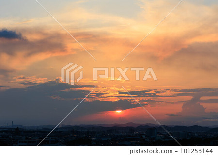被夕陽染紅的明石市街景 被夕陽染紅的明石市街景 101253144