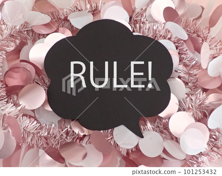 閃光背景上的語音氣泡和規則 rRULE 字母 101253432