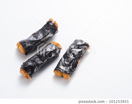 Seaweed rolled crackers Seaweed rolled crackers 101253931