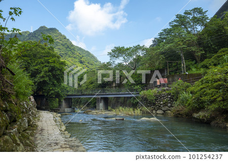 山谷，水流，翠綠的水流，台灣，谷、小川、エメラルドの小川、台湾、Valleys, streams, 101254237