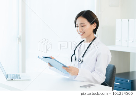 白色長袍的女醫生 101254560