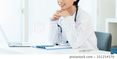 白色長袍的女醫生 101254570