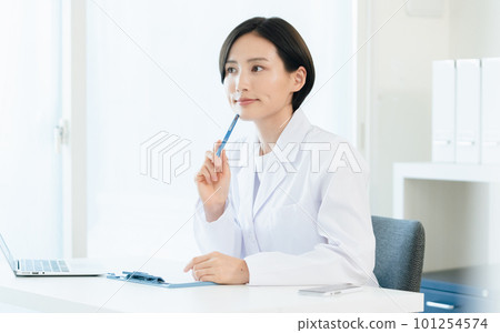 白色長袍的女醫生 101254574