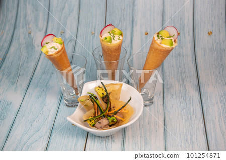 Brick with marinated red tuna, soy sauce, nuoc mam, ginger, black sesame, avocado, carrot slices 101254871