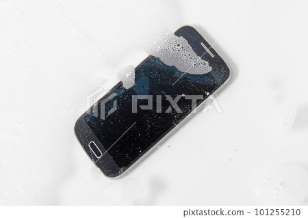 Smartphone is lying in the water - Fallen in the bathtub 101255210